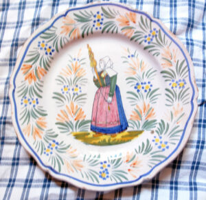 Mid-20th-century Quimper plate with traditional design